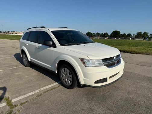 White 2017 Dodge Journey SE
