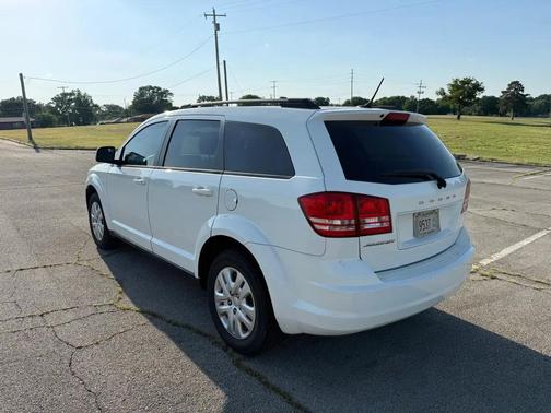 White 2017 Dodge Journey SE