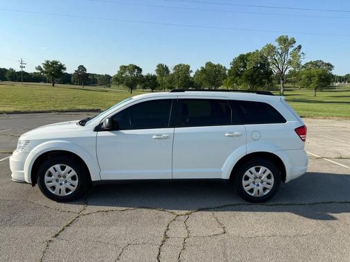 White 2017 Dodge Journey SE