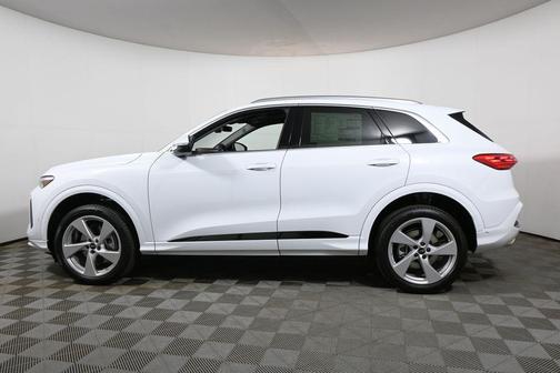 Glacier White Metallic 2026 Audi Q5 Premium Plus TFSI quattro S tronic