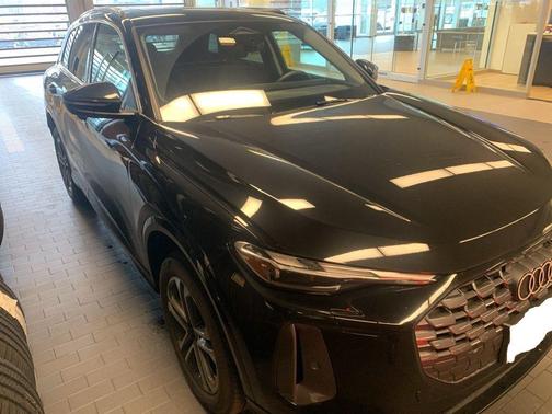 Mythos Black Metallic 2025 Audi Q5 Premium TFSI quattro S tronic
