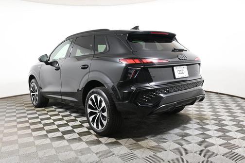Mythos Black Metallic 2026 Audi Q3 TFSI quattro S tronic