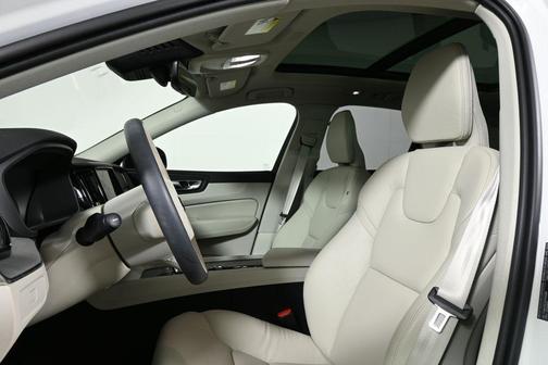 2025 Volvo XC60 Plus