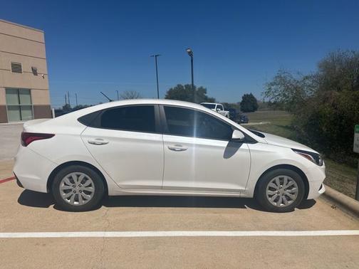 White 2022 Hyundai Accent SE