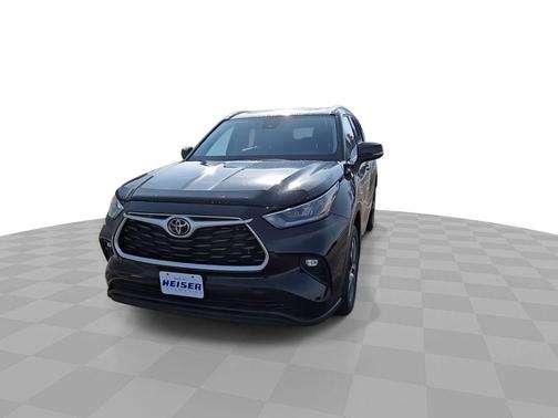 Midnight Black Metallic 2022 Toyota Highlander XLE
