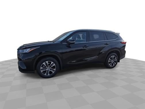 Midnight Black Metallic 2022 Toyota Highlander XLE