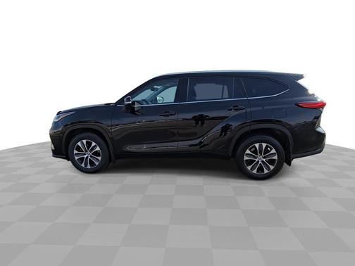 Midnight Black Metallic 2022 Toyota Highlander XLE