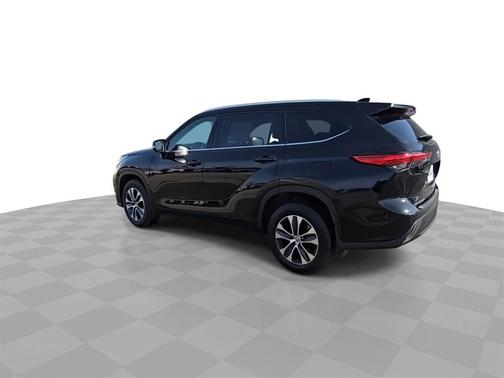 Midnight Black Metallic 2022 Toyota Highlander XLE