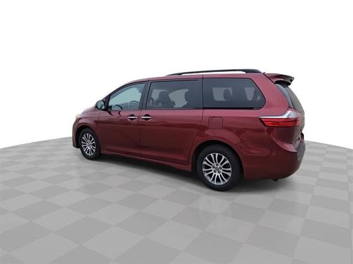 2020 Toyota Sienna XLE