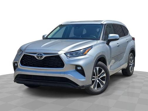 Celestial Silver Metallic 2022 Toyota Highlander XLE