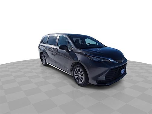 2021 Toyota Sienna LE