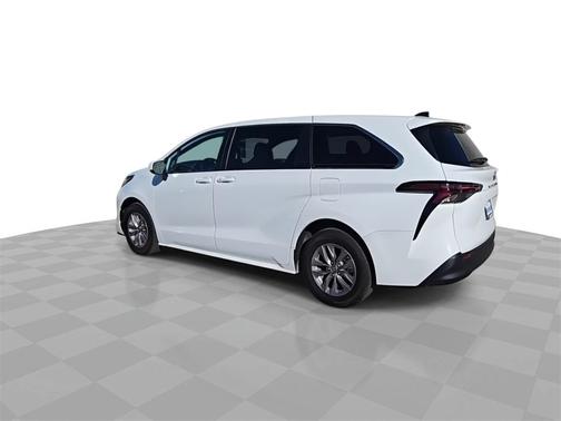 2024 Toyota Sienna LE