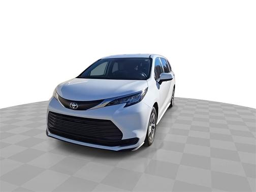 2024 Toyota Sienna LE