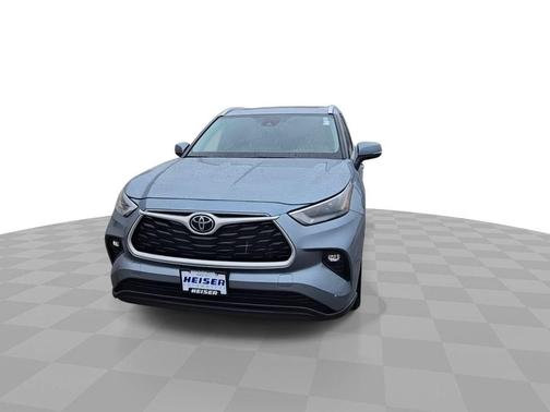 Moon Dust 2024 Toyota Highlander XLE