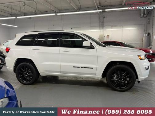Bright White Clearcoat 2018 Jeep Grand Cherokee Laredo E