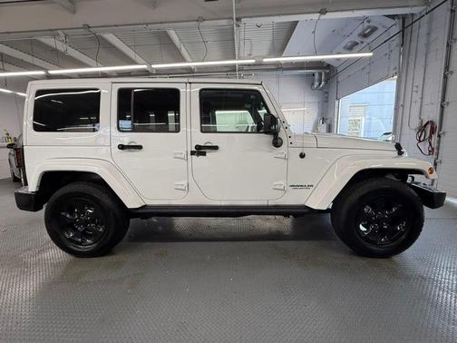 Bright White Clearcoat 2015 Jeep Wrangler Unlimited Altitude
