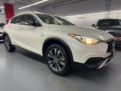 2018 INFINITI QX30 Luxury