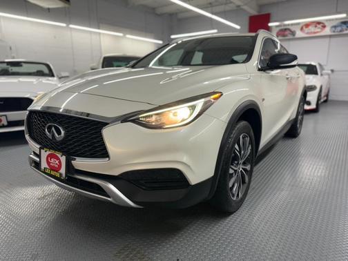 2018 INFINITI QX30 Luxury