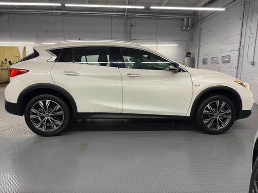 2018 INFINITI QX30 Luxury