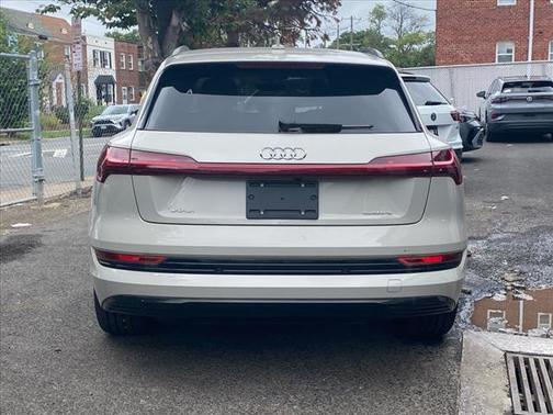 2022 Audi e-tron Premium Plus