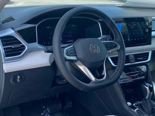 2025 Volkswagen Taos SE 4Motion