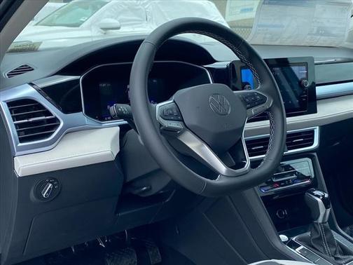 2025 Volkswagen Taos SE 4Motion