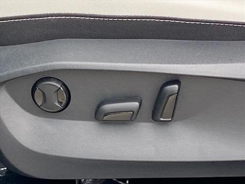 2025 Volkswagen Taos SE 4Motion