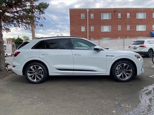 2021 Audi e-tron Premium Plus