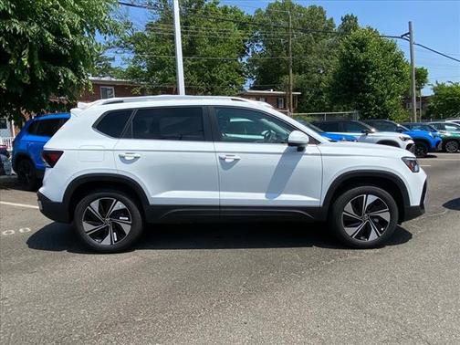 2025 Volkswagen Taos SE 4Motion