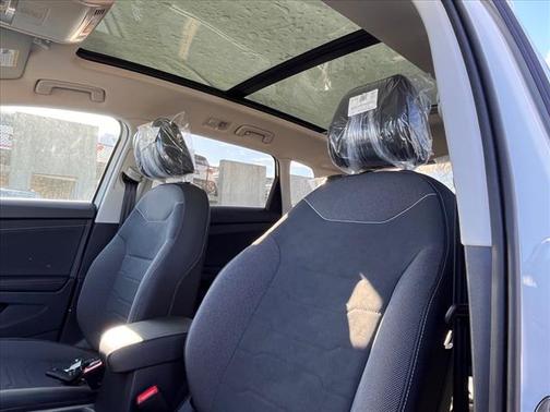2025 Volkswagen Taos SE Black