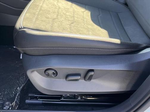 2025 Volkswagen Taos SE Black