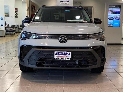 2025 Volkswagen Taos SE Black 4Motion
