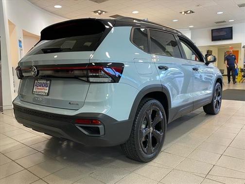 2025 Volkswagen Taos SE Black 4Motion