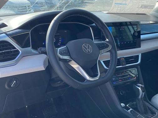 2025 Volkswagen Taos SE 4Motion