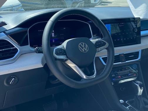 2025 Volkswagen Taos SE 4Motion