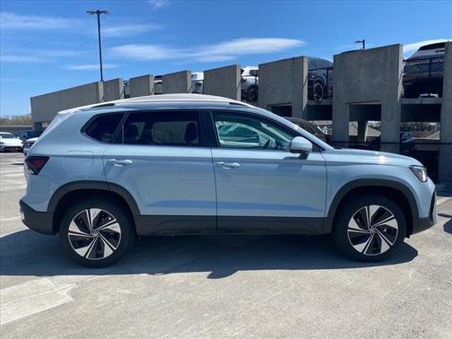 2025 Volkswagen Taos SE 4Motion