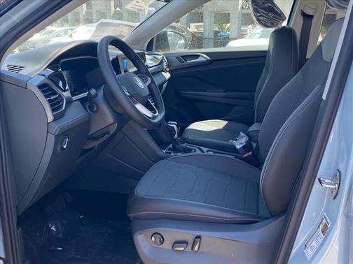 2025 Volkswagen Taos SE Black