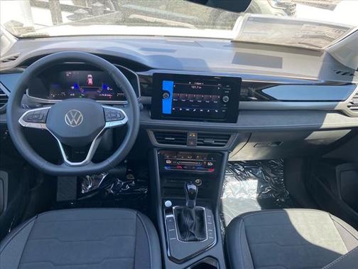 2025 Volkswagen Taos SE Black