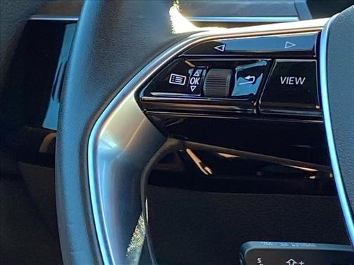 2022 Audi e-tron Premium Plus