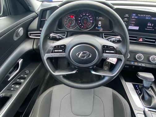 2022 Hyundai ELANTRA SE