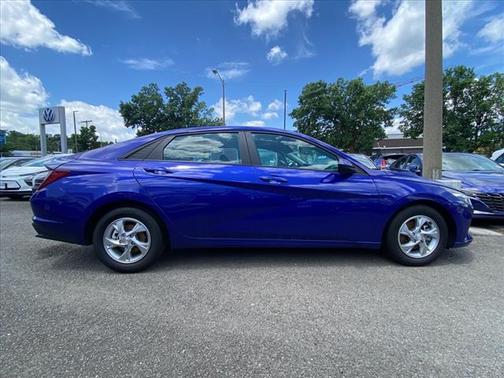 2022 Hyundai ELANTRA SE