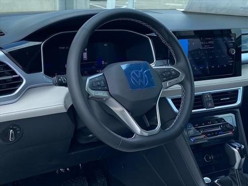 2025 Volkswagen Taos SE 4Motion