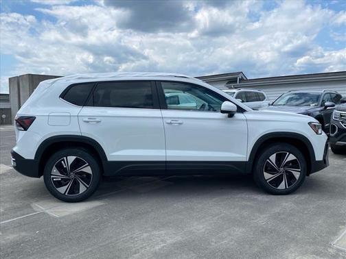 2025 Volkswagen Taos SE 4Motion