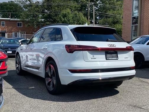 2022 Audi e-tron Premium Plus