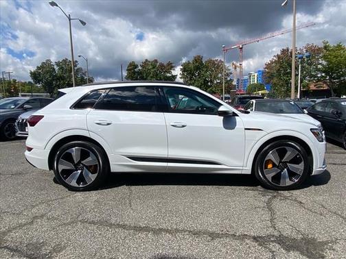 2022 Audi e-tron Premium Plus