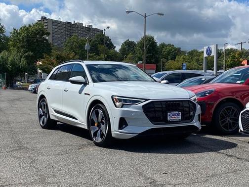 2022 Audi e-tron Premium Plus