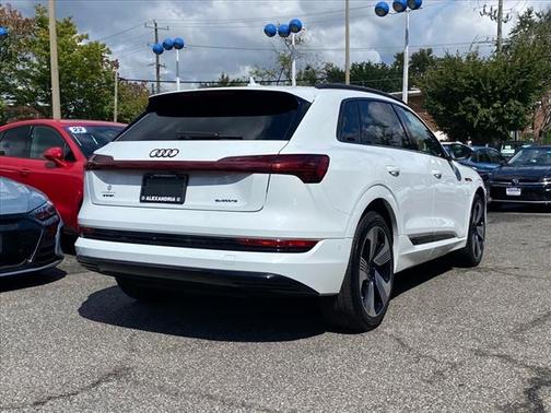 2022 Audi e-tron Premium Plus