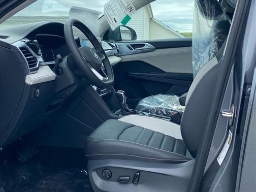 2025 Volkswagen Taos SEL 4Motion