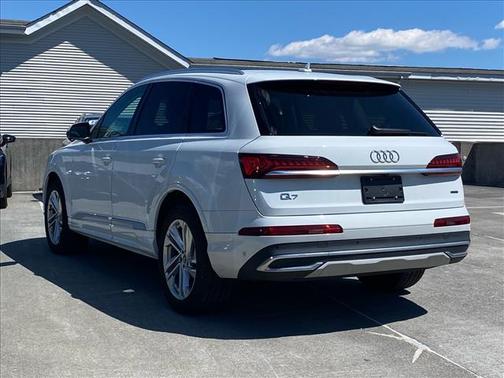 Glacier White Metallic 2023 Audi Q7 55 Premium