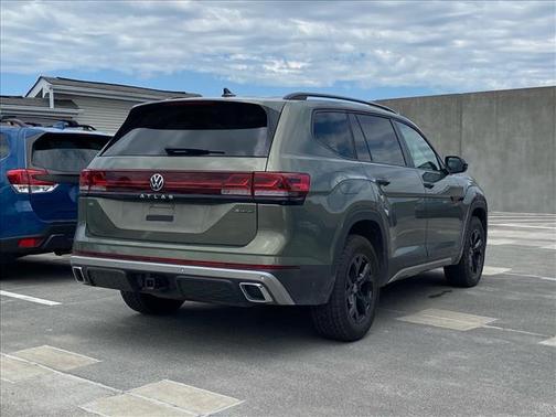 Green Pearl 2025 Volkswagen Atlas 2.0T Peak Edition